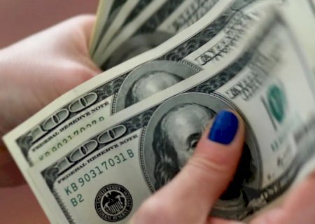 Dólar cai para R$ 5,86 e fecha no menor nível em dois meses