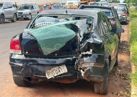 Nova Andradina - Mulher furta carro e colide em escritório de posto de combustível