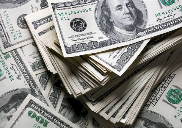 Dólar cai abaixo de R$ 5,70 pela 1ª vez em 3 meses com alívio de tarifas