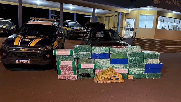 PRF apreende 984 Kg de maconha e recupera veículo