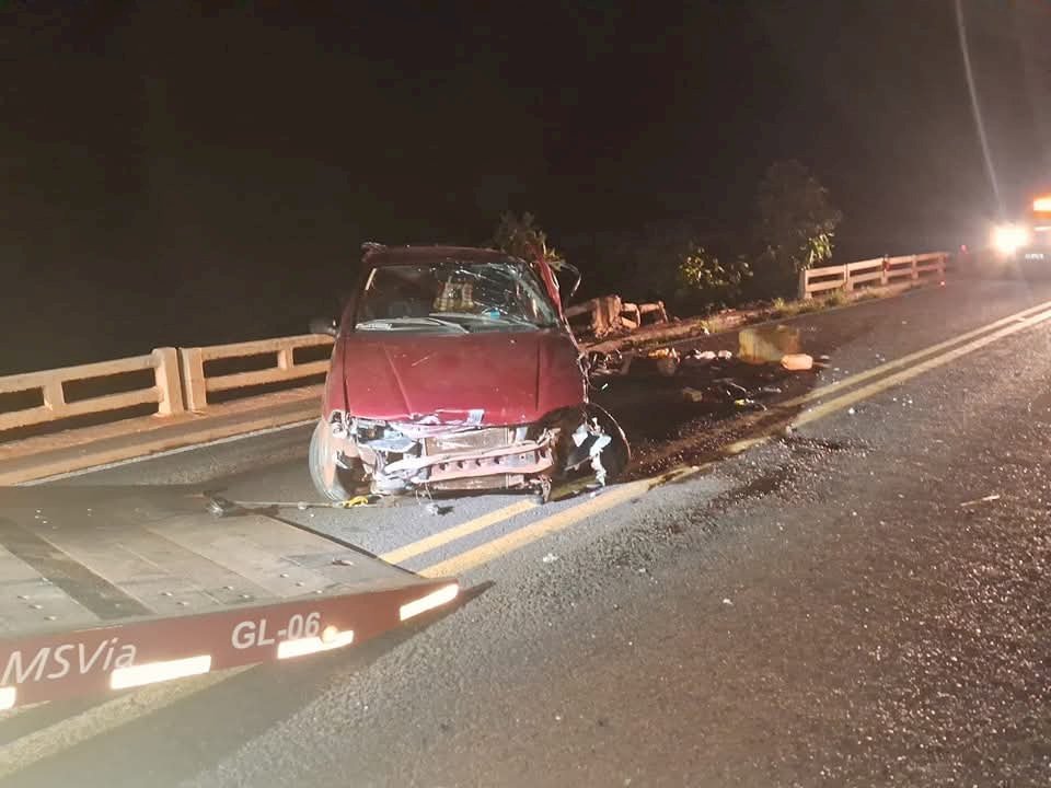 Veículo roda bate na lateral da ponte, capota e lança motorista dentro de rio em cidade no MS