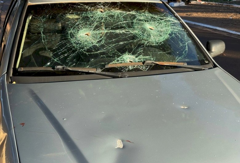 Homem invade casa da ex, ameaça atual namorado e destrói carro da vítima