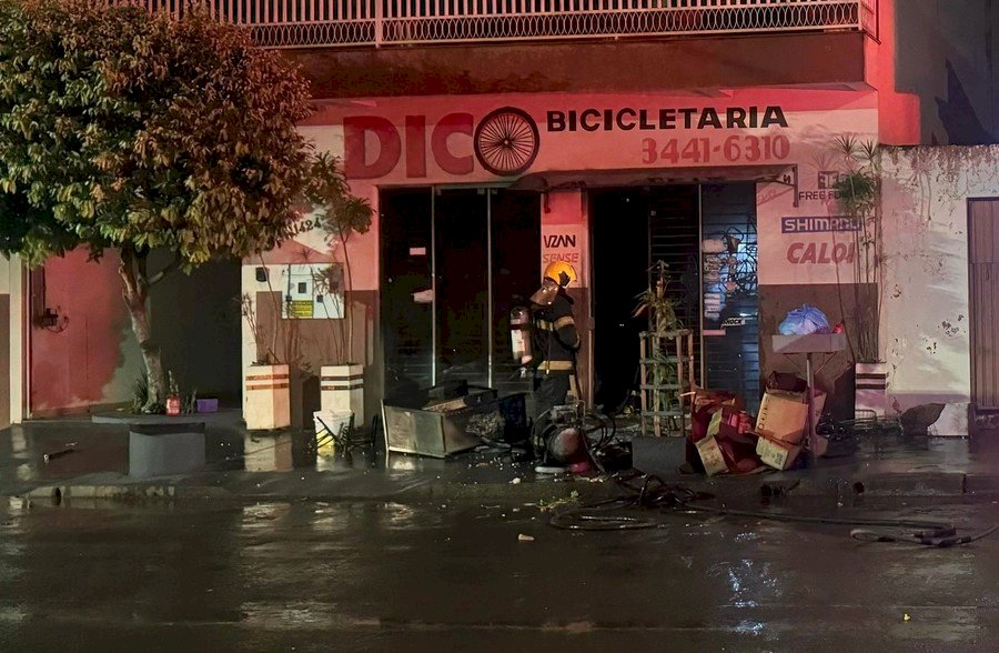 Corpo de Bombeiros Militar combate incêndio em bicicletaria na cidade de Nova Andradina