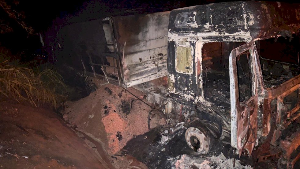 Nova Andradina - Carreta pega fogo na rodovia MS - 134