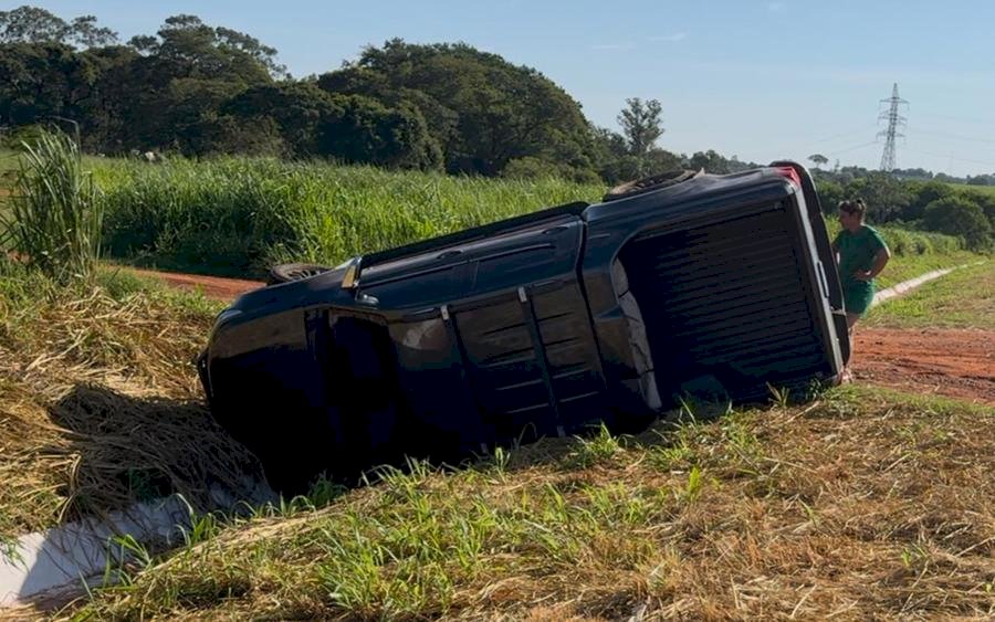 Condutor embriagado é detido após capotamento na alça do anel viário de Nova Andradina
