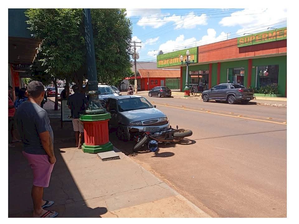 Motociclista desvia de carreta e colide em veículo parado