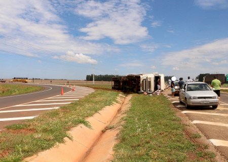 Carreta carregada com óleo vegetal tomba no Rodoanel da MS 306