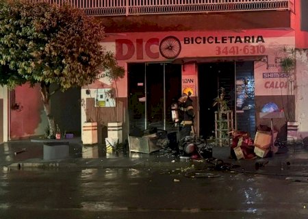 Corpo de Bombeiros Militar combate incêndio em bicicletaria na cidade de Nova Andradina