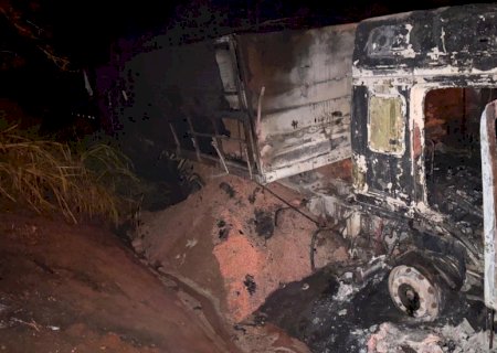 Nova Andradina - Carreta pega fogo na rodovia MS - 134