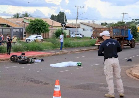 Rapaz em moto de alta cilindrada morre ao ser atingido por caminhão