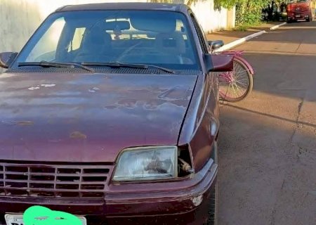 Bêbado, homem dorme ao volante, rampa rotatória, e derruba placa, e acaba preso