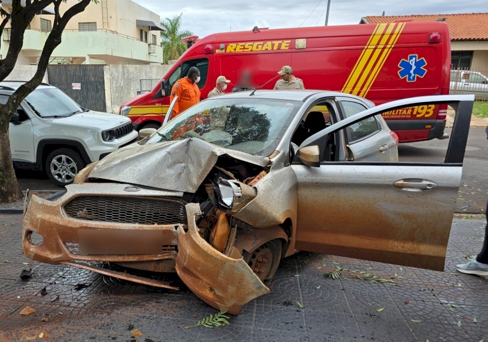 Condutor perde o controle e colide contra muro após suspeitar que estava sendo seguido