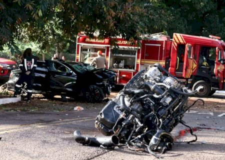 Audi fica destruído em acidente e motorista preso às ferragens