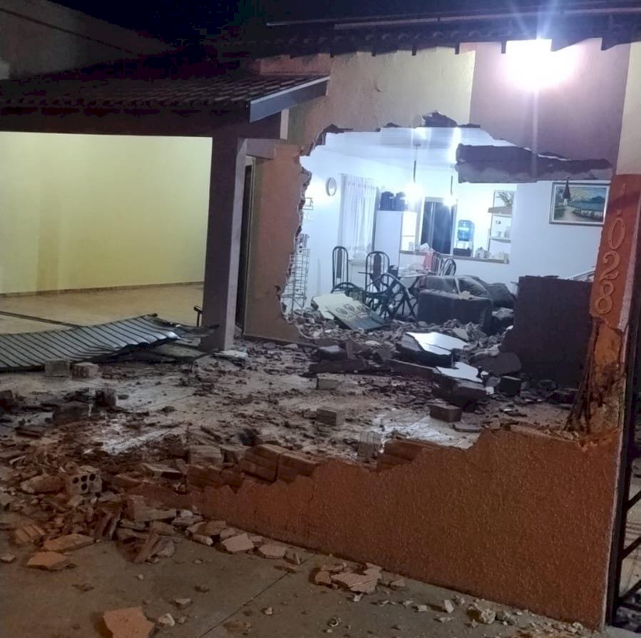 Motorista perde controle de caminhonete e invade residência