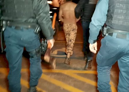 Adolescente mata padrasto a golpes de faca