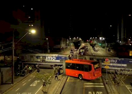 Ônibus biarticulado parte ao meio após colisão com trem e deixa 11 feridos