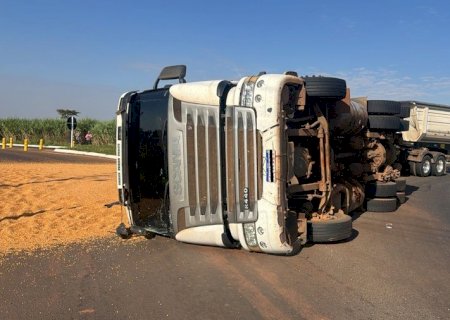 Carreta carregada com milho tomba em rotatória que liga a MS-473 à BR-376 em Nova Andradina