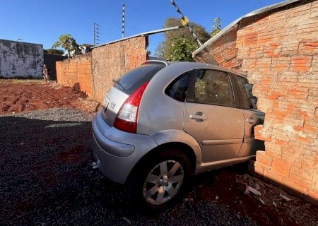 Idosa sofre mal súbito, perde controle de veículo e derruba muro de estacionamento de academia em Nova Andradina