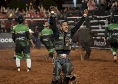 Com título antecipado da PBR 2025, peão do MS vence final em Barretos e fatura tríplice coroa