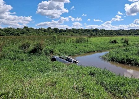 Motorista perde controle da direção cai em córrego em cidade do MS