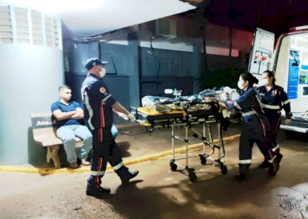 Motociclista fica em estado gravíssimo ao bater contra lixeira