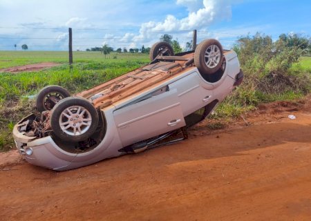 Angélica - Motorista capota veículo ao tentar desviar de animal na pista na MS-141 sentido Ponte do Rio Ivinhema