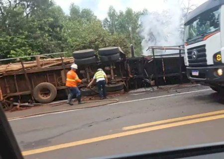 Carreta carregada com eucalipto tomba e pega fogo na BR -262