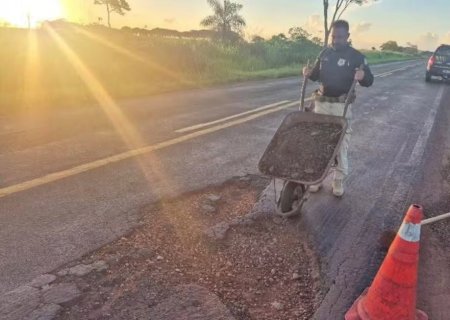 Após carros perderem pneus, policiais tapam buracos por conta própria na BR-376 em MS