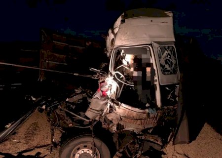 Motorista morre após engavetamento entre carretas na MS-395