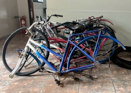 Polícia Militar localiza quadros e peças de bicicletas abandonadas em terreno baldio em Nova Andradina