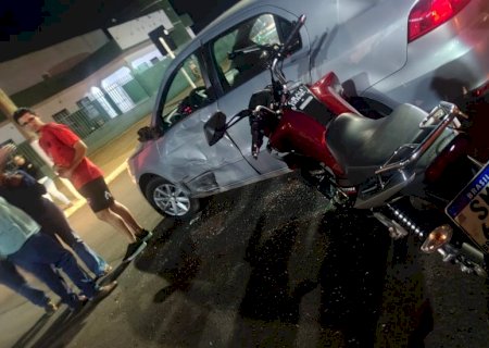 Adolescente fica ferido em acidente entre carro e moto no centro de Ivinhema