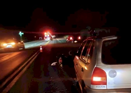Colisão entre carro e motocicleta deixa motociclista ferido na BR-376, em Ivinhema