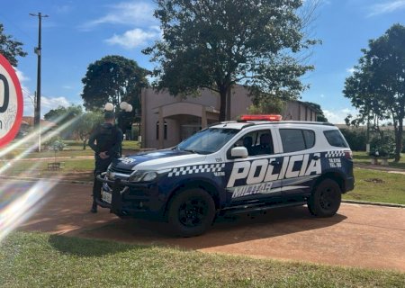 Polícia Militar conduz mulher para delegacia, por violência doméstica