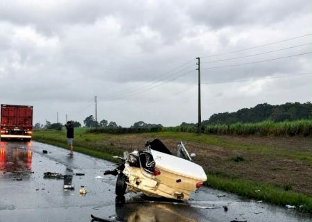 Quatro pessoas morrem e uma fica gravemente ferida em acidente entre carro e carreta na BR-470