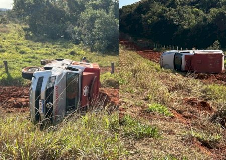 Ambulância capota após pneu estourar na MS-040; motorista sai ileso