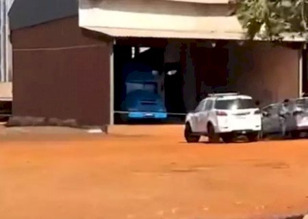 Trabalhador morre prensado durante descarregamento de carreta