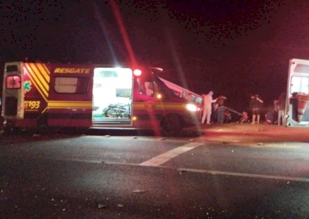 Colisão entre ônibus e caminhão-cegonha deixa feridos na BR-163