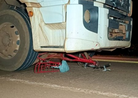 Ciclista morre após ser atropelada por caminhão no anel viário