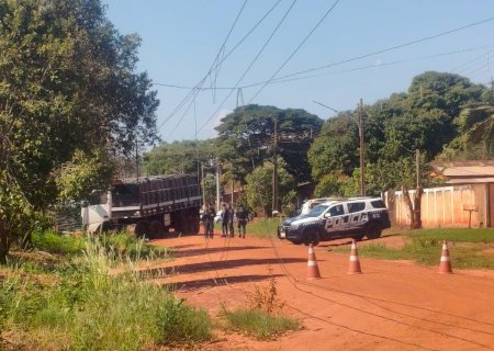Ivinhema: Homem abandona carreta e foge a pé durante abordagem policial em Vila Amandina
