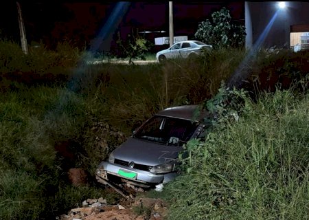 Motorista perde controle e veículo vai parar dentro de valeta em Ivinhema