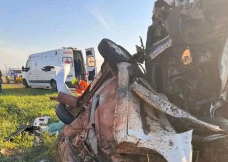Van da Prefeitura de Eldorado e carro se envolvem em colisão com 05 mortes na BR-163